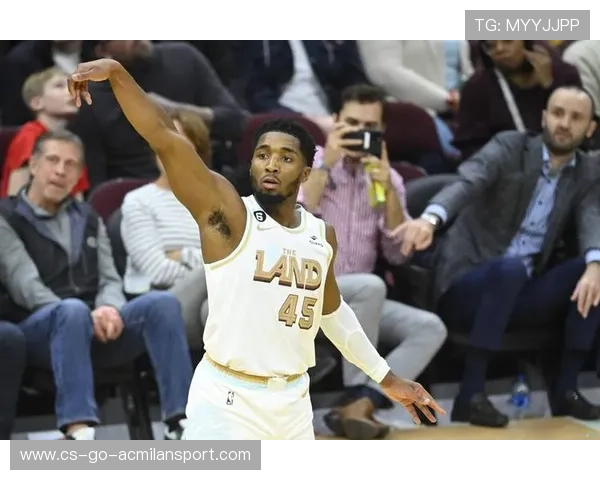 骑士差一点!米切尔高难三分追平,却倒在0.4秒空接之前 骑士差一点!米切尔高难三分追平,却倒在0.4秒空接之前