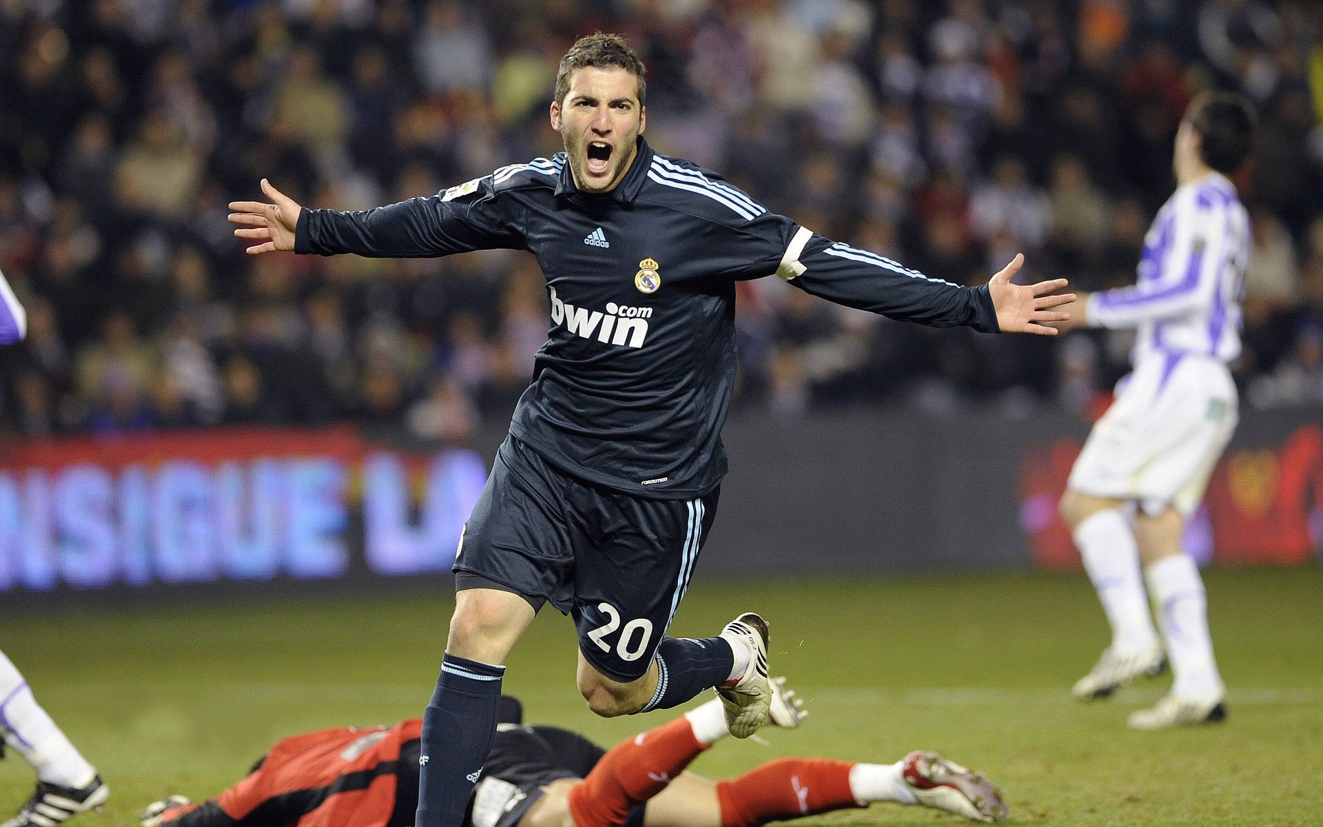 德甲巅峰碰撞：攻守大对决令人震撼，德甲对标